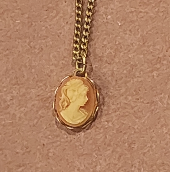 Jewelry - Delicate Vintage Gold Cameo Pendant Necklace